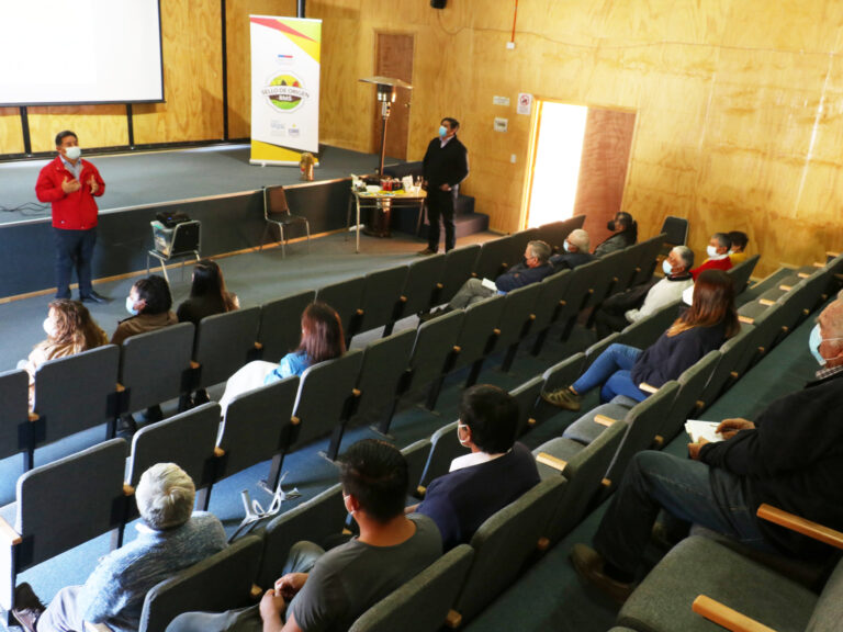 En Auditorio Municipal se efectuó charla de instrucción de frutilleros para la inscripción a la marca «Dulzura de San Pedro»