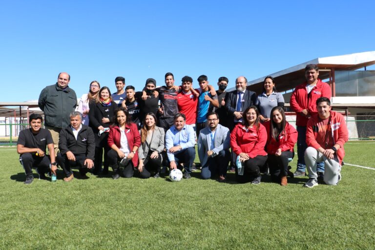 Se inaugura cancha pasto sintético en Liceo Municipal de San Pedro